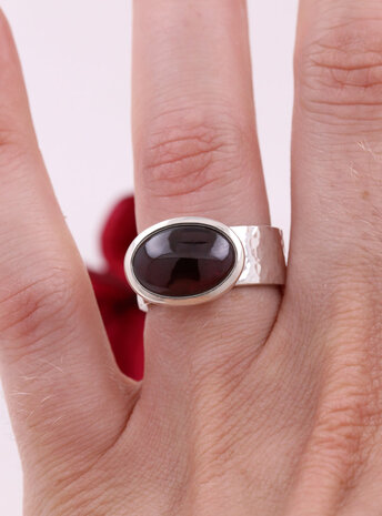 "New Creations": Ring aus 925er Silber und Granat "New Creations": Ring aus 925er Silber und Granat