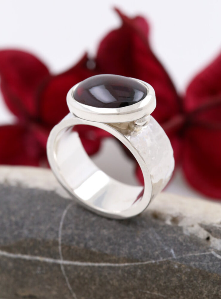 "New Creations": Ring aus 925er Silber und Granat "New Creations": Ring aus 925er Silber und Granat