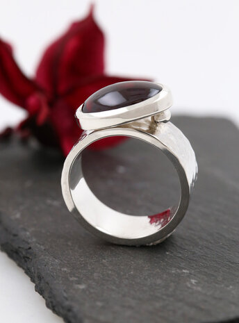 "New Creations": Ring aus 925er Silber und Granat "New Creations": Ring aus 925er Silber und Granat