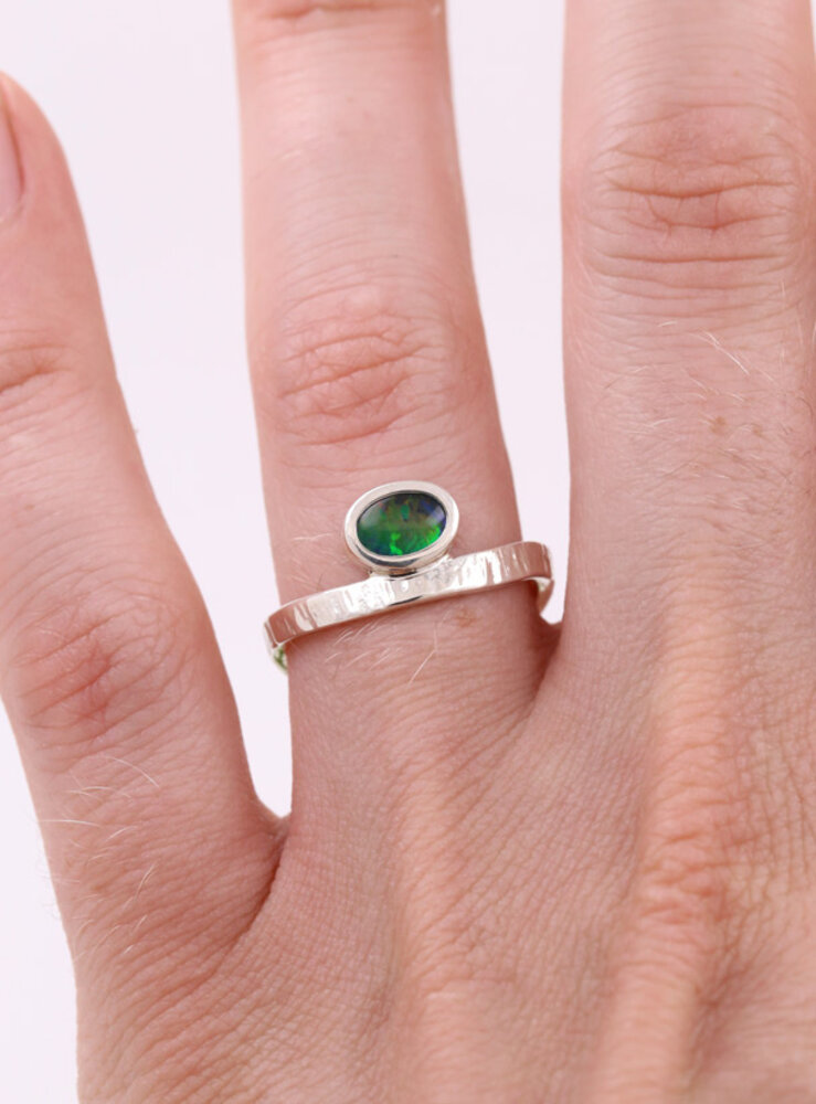 Liane: Ring aus 925er Silber und Opaltriplette Liane: Ring aus 925er Silber und Opaltriplette