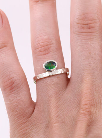 Liane: Ring aus 925er Silber und Opaltriplette Liane: Ring aus 925er Silber und Opaltriplette