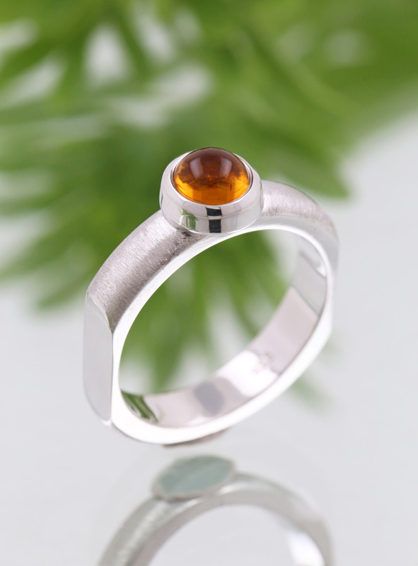 Modern Times: Handgefertigter Ring aus 925er Silber und Bernstein