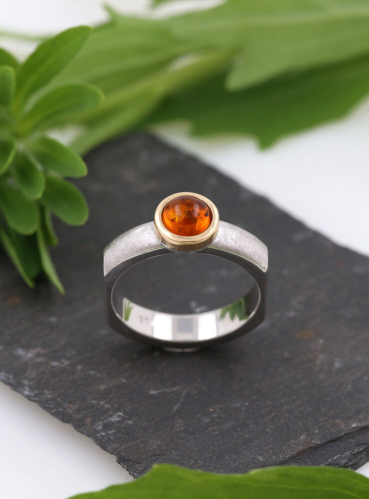 Modern Times: Bicolor Ring aus 925er Silber, 750er Gold und Bernstein Modern Times: Bicolor Ring aus 925er Silber, 750er Gold und Bernstein