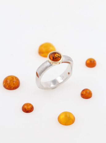 Modern Times: Bicolor Ring aus 925er Silber, 750er Gold und Bernstein Modern Times: Bicolor Ring aus 925er Silber, 750er Gold und Bernstein