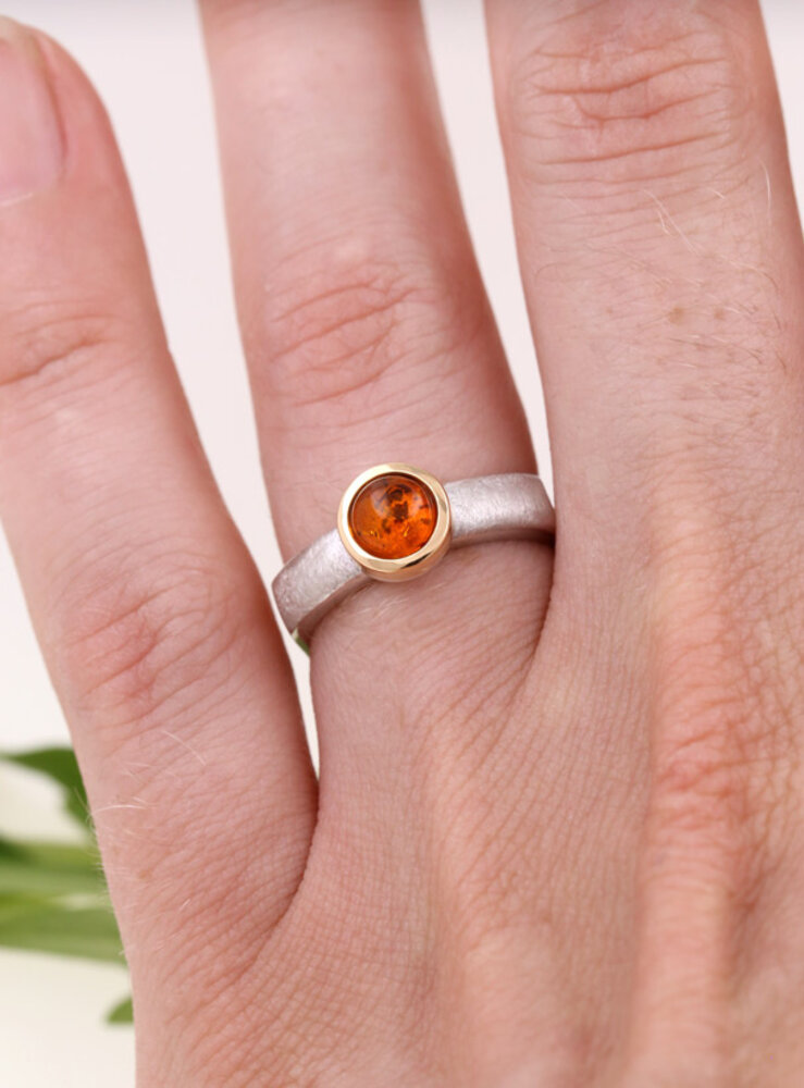 Modern Times: Bicolor Ring aus 925er Silber, 750er Gold und Bernstein Modern Times: Bicolor Ring aus 925er Silber, 750er Gold und Bernstein