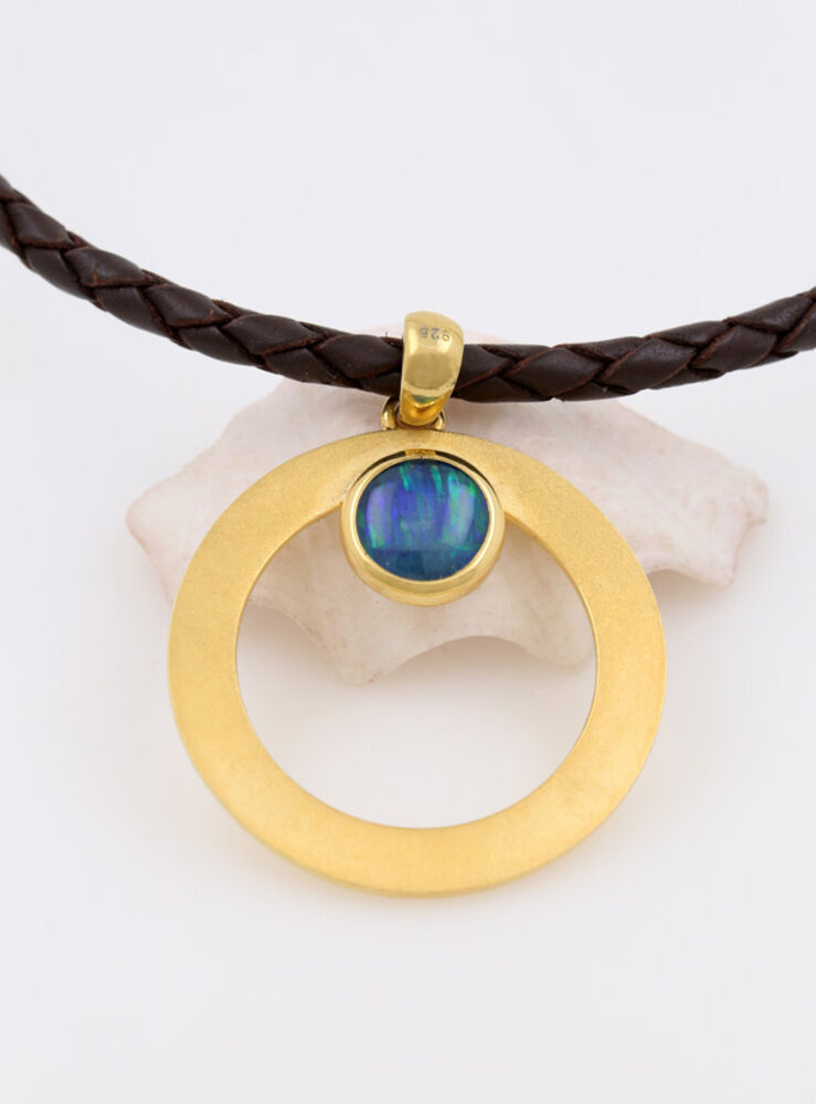 Eyecatcher: handgeschmiedeter Anhänger aus 925er Silber  vergoldet und Opaltriplette