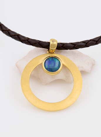 Eyecatcher: handgeschmiedeter Anhänger aus 925er Silber  vergoldet und Opaltriplette