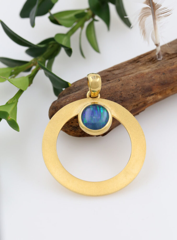 Eyecatcher: handgeschmiedeter Anhänger aus 925er Silber  vergoldet und Opaltriplette