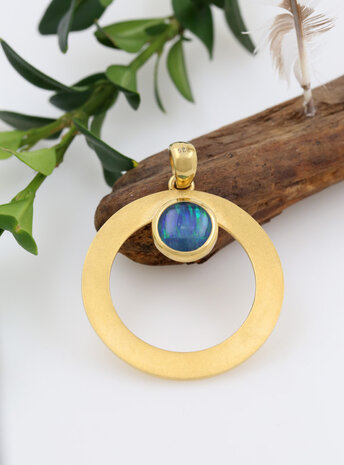 Eyecatcher: handgeschmiedeter Anhänger aus 925er Silber  vergoldet und Opaltriplette