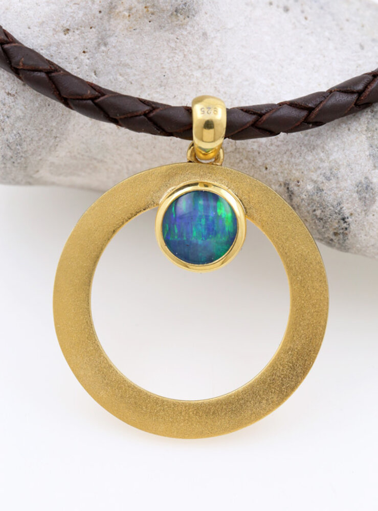 Eyecatcher: handgeschmiedeter Anhänger aus 925er Silber  vergoldet und Opaltriplette