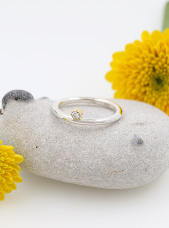 Ringlein 2: Bicolor Ring aus 925er Silber, 750er Gold und seitlichem Diamant Ringlein 2: Bicolor Ring aus 925er Silber, 750er Gold und seitlichem Diamant