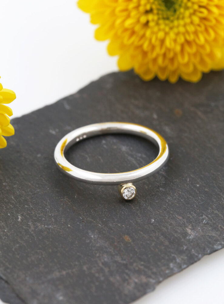 Ringlein 2: Bicolor Ring aus 925er Silber, 750er Gold und seitlichem Diamant Ringlein 2: Bicolor Ring aus 925er Silber, 750er Gold und seitlichem Diamant