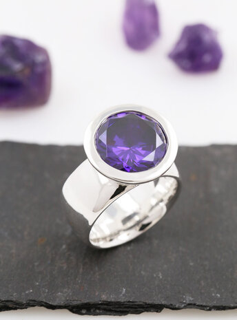 Prunkstück Dunkelviolett: Ring aus 925er Silber und  Cubic Zirkonia Prunkstück Dunkelviolett: Ring aus 925er Silber und  Cubic Zirkonia