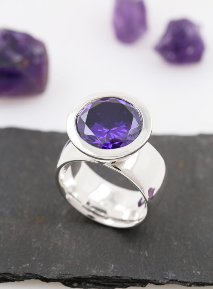 Prunkstück Dunkelviolett: Ring aus 925er Silber und  Cubic Zirkonia Prunkstück Dunkelviolett: Ring aus 925er Silber und  Cubic Zirkonia