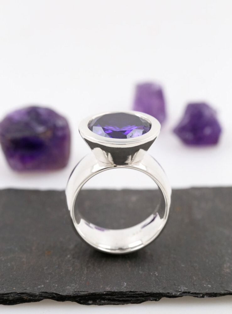 Prunkstück Dunkelviolett: Ring aus 925er Silber und  Cubic Zirkonia Prunkstück Dunkelviolett: Ring aus 925er Silber und  Cubic Zirkonia