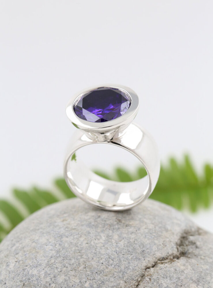 Prunkstück Dunkelviolett: Ring aus 925er Silber und  Cubic Zirkonia Prunkstück Dunkelviolett: Ring aus 925er Silber und  Cubic Zirkonia