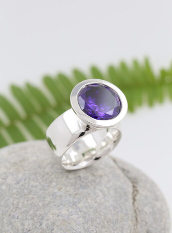 Prunkstück Dunkelviolett: Ring aus 925er Silber und  Cubic Zirkonia Prunkstück Dunkelviolett: Ring aus 925er Silber und  Cubic Zirkonia