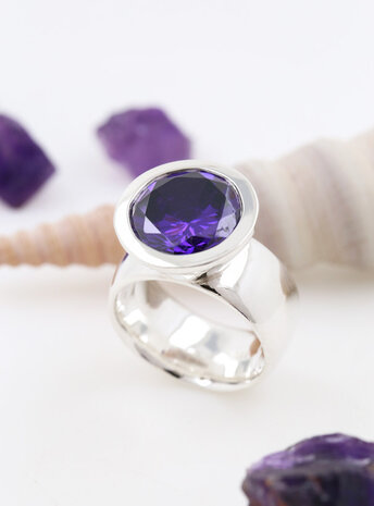 Prunkstück Dunkelviolett: Ring aus 925er Silber und  Cubic Zirkonia Prunkstück Dunkelviolett: Ring aus 925er Silber und  Cubic Zirkonia