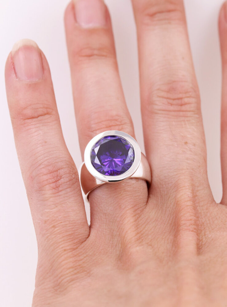 Prunkstück Dunkelviolett: Ring aus 925er Silber und  Cubic Zirkonia Prunkstück Dunkelviolett: Ring aus 925er Silber und  Cubic Zirkonia