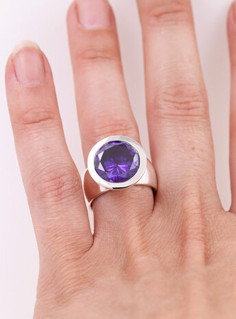 Prunkstück Dunkelviolett: Ring aus 925er Silber und  Cubic Zirkonia Prunkstück Dunkelviolett: Ring aus 925er Silber und  Cubic Zirkonia