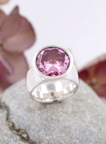 Prunkstück Pink: Ring aus 925er Silber und Cubic Zirkonia Prunkstück Pink: Ring aus 925er Silber und Cubic Zirkonia