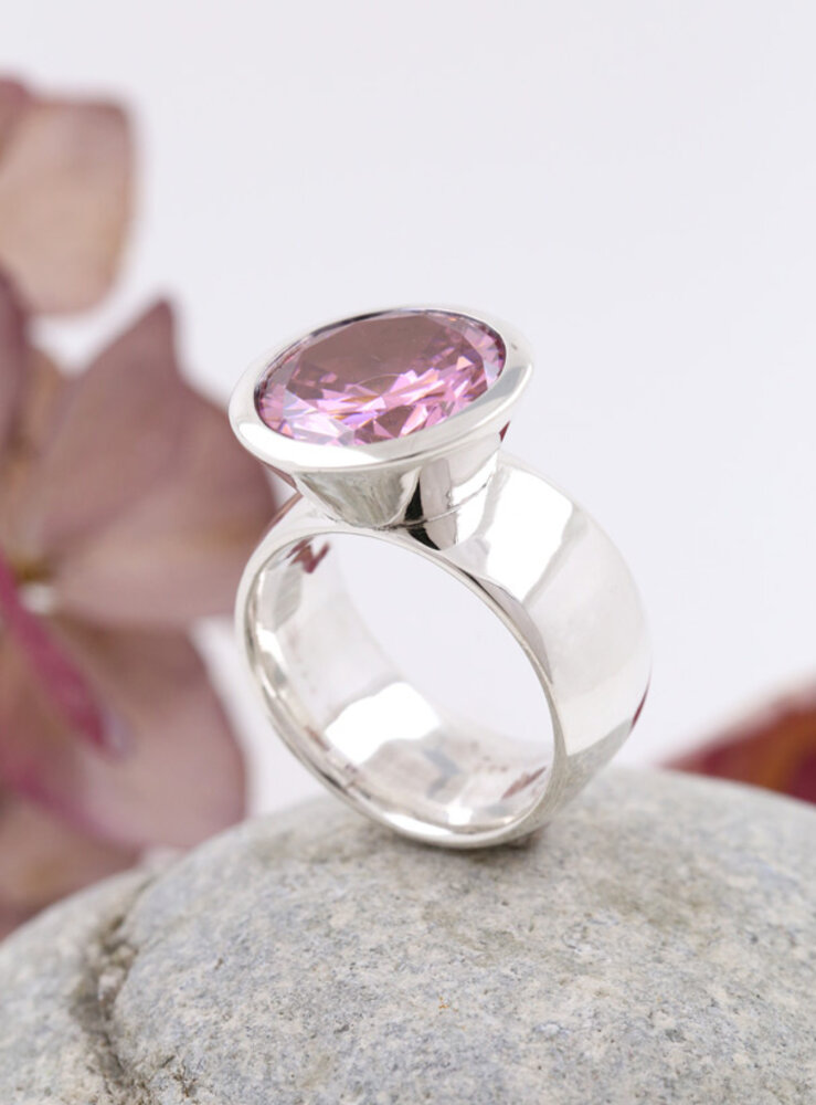 Prunkstück Pink: Ring aus 925er Silber und Cubic Zirkonia Prunkstück Pink: Ring aus 925er Silber und Cubic Zirkonia