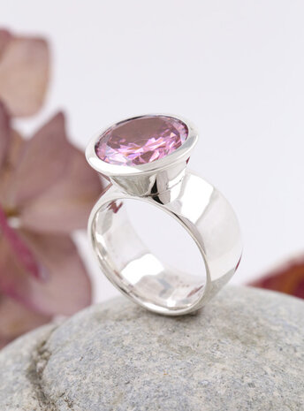 Prunkstück Pink: Ring aus 925er Silber und Cubic Zirkonia Prunkstück Pink: Ring aus 925er Silber und Cubic Zirkonia