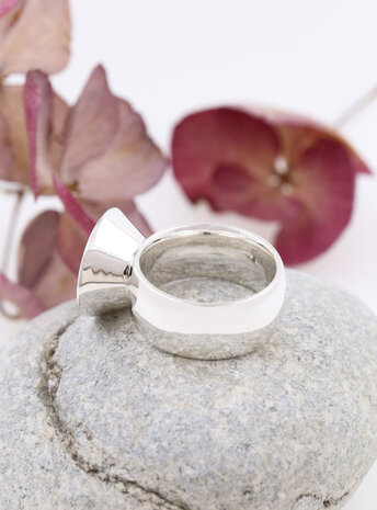 Prunkstück Pink: Ring aus 925er Silber und Cubic Zirkonia Prunkstück Pink: Ring aus 925er Silber und Cubic Zirkonia