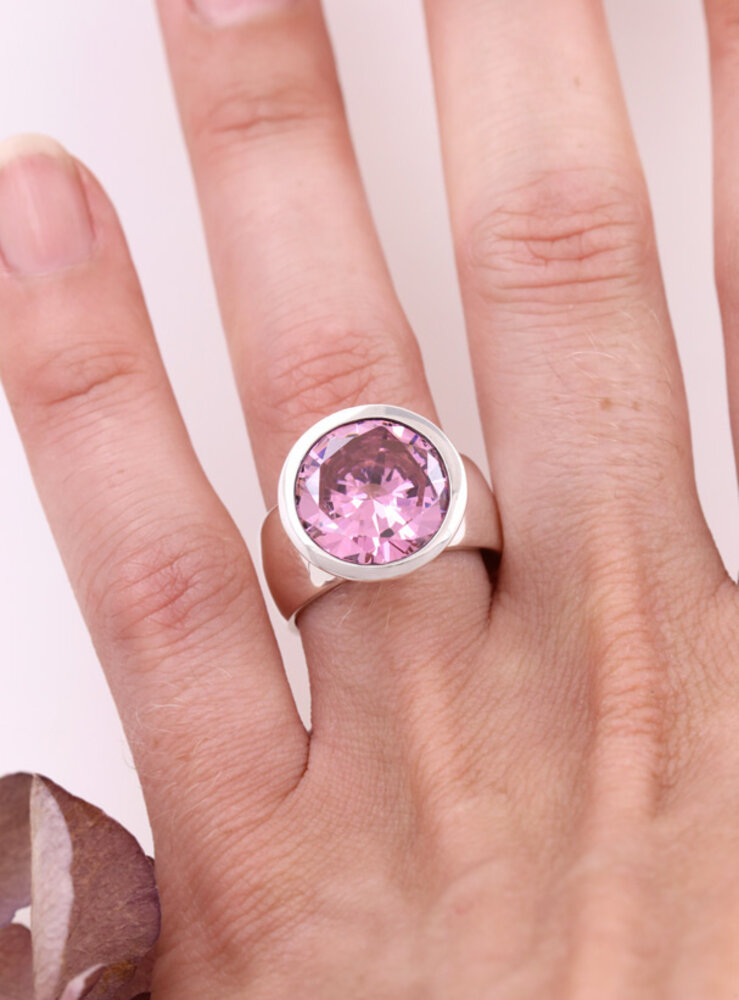 Prunkstück Pink: Ring aus 925er Silber und Cubic Zirkonia Prunkstück Pink: Ring aus 925er Silber und Cubic Zirkonia
