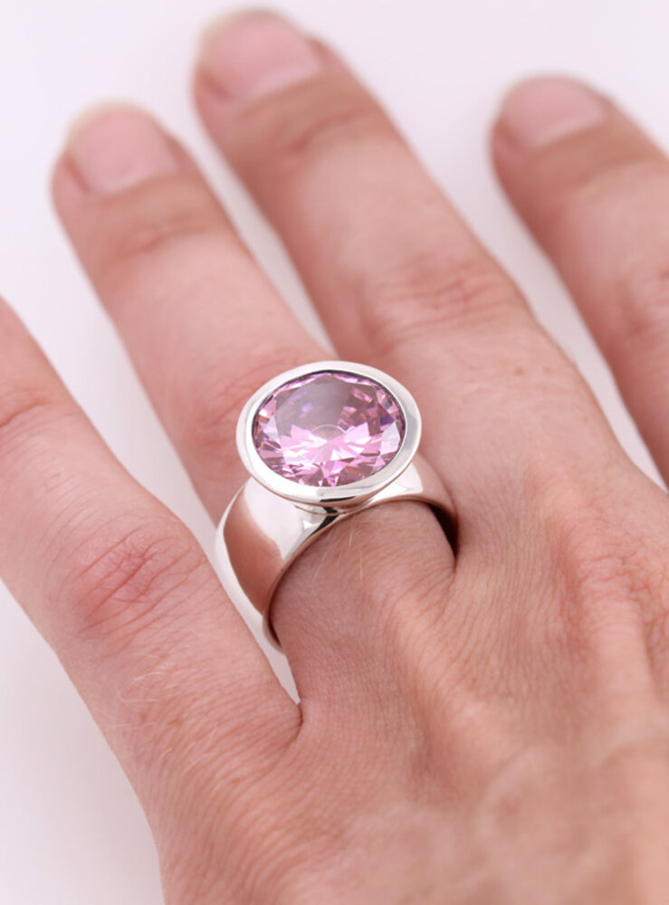Prunkstück Pink: Ring aus 925er Silber und Cubic Zirkonia Prunkstück Pink: Ring aus 925er Silber und Cubic Zirkonia