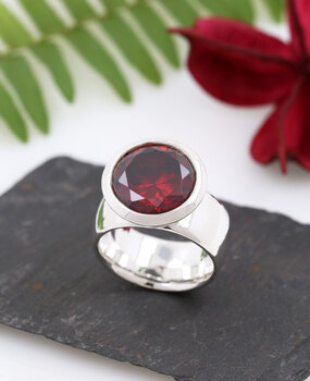 Ring Prunkstück Granatrot Ring Prunkstück Granatrot