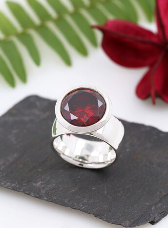 Prunkstück Granatrot: Ring aus 925er Silber, Cubic Zirkonia