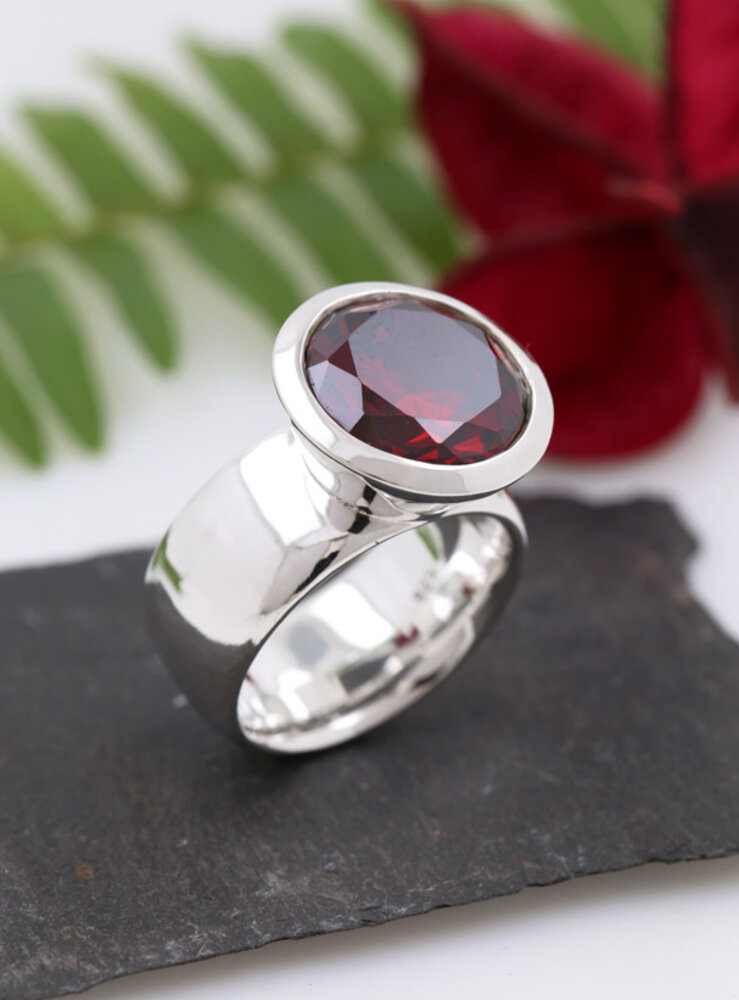 Prunkstück Granatrot: Ring aus 925er Silber, Cubic Zirkonia