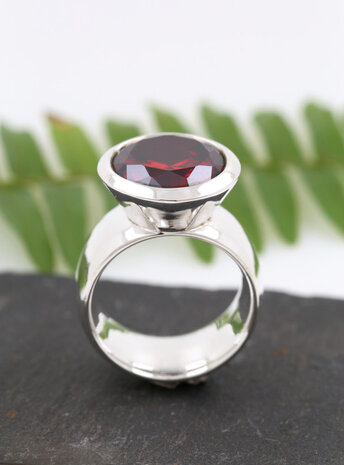 Prunkstück Granatrot: Ring aus 925er Silber, Cubic Zirkonia