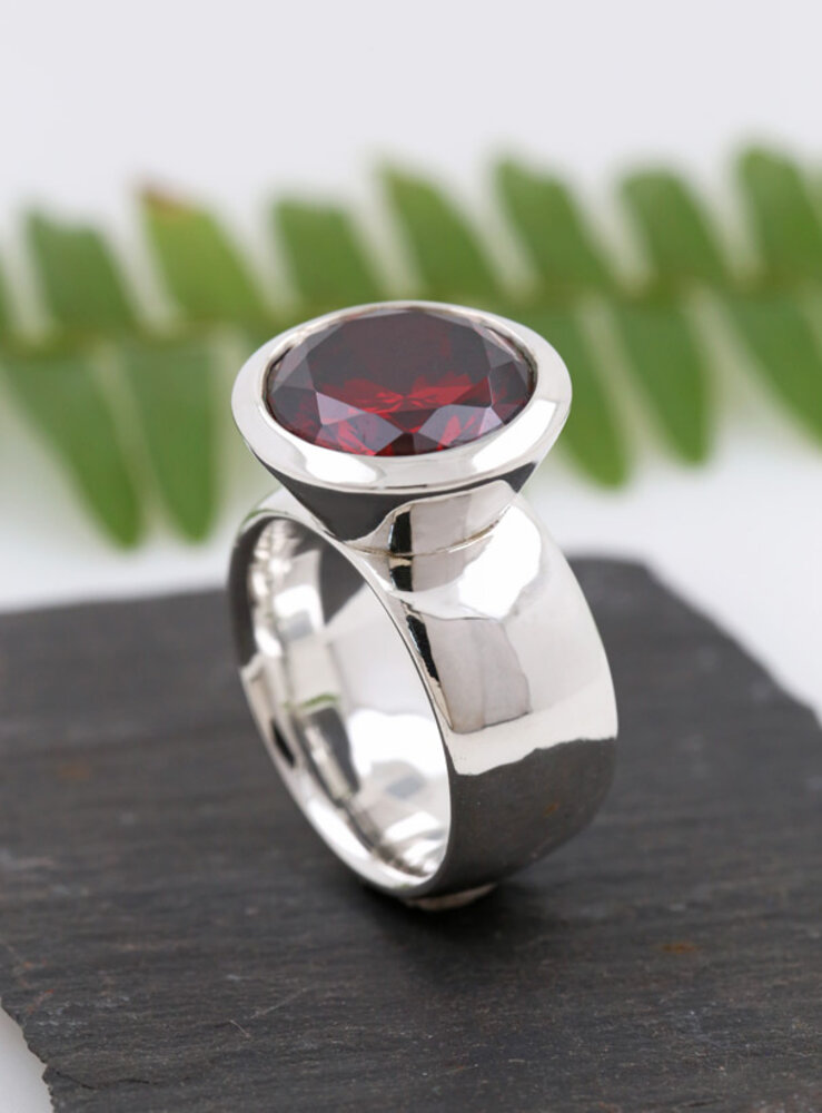 Prunkstück Granatrot: Ring aus 925er Silber, Cubic Zirkonia