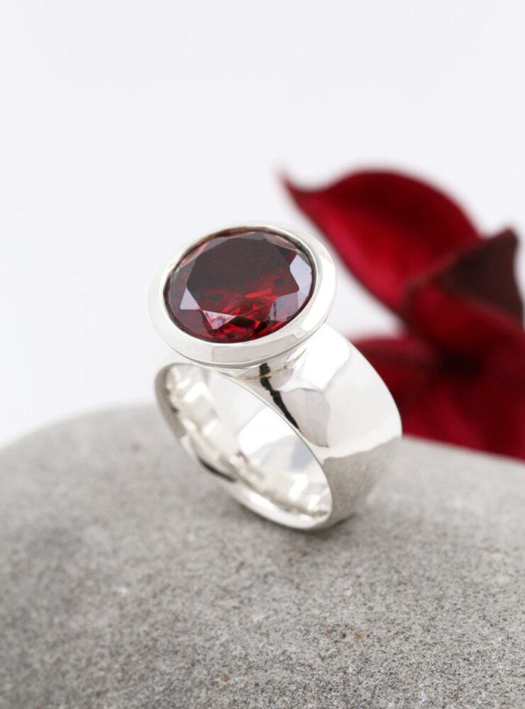 Prunkstück Granatrot: Ring aus 925er Silber, Cubic Zirkonia