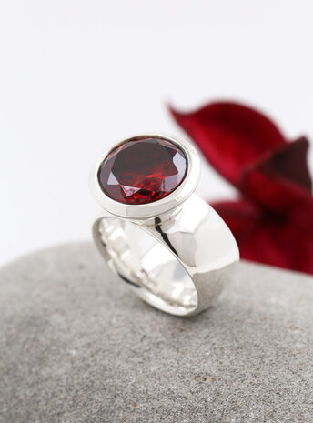 Prunkstück Granatrot: Ring aus 925er Silber, Cubic Zirkonia