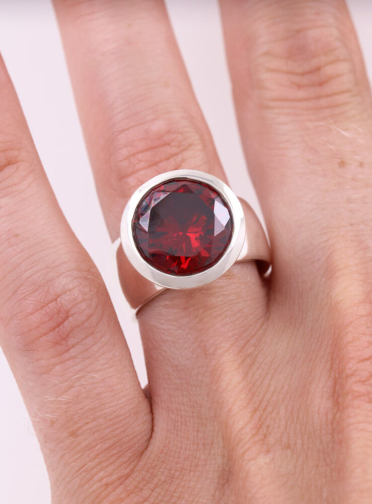 Prunkstück Granatrot: Ring aus 925er Silber, Cubic Zirkonia