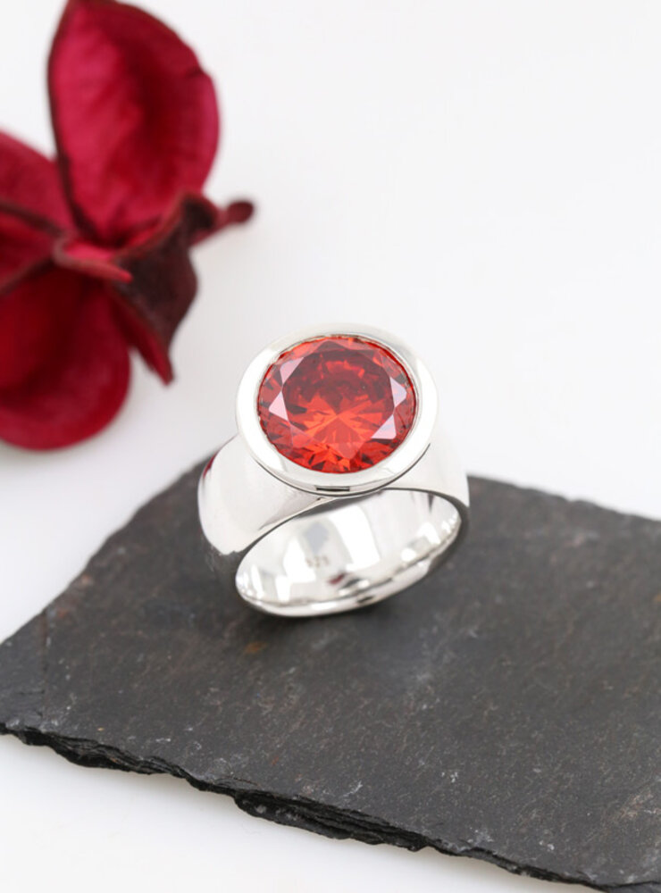 Prunkstück Rubinrot: Ring aus 925er Silber und Cubic Zirkonia