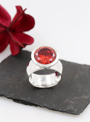 Prunkstück Rubinrot: Ring aus 925er Silber und Cubic Zirkonia
