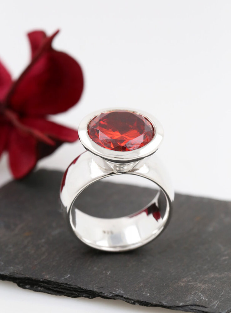Prunkstück Rubinrot: Ring aus 925er Silber und Cubic Zirkonia