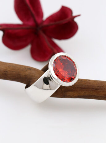 Prunkstück Rubinrot: Ring aus 925er Silber und Cubic Zirkonia