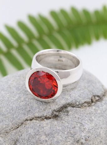 Prunkstück Rubinrot: Ring aus 925er Silber und Cubic Zirkonia