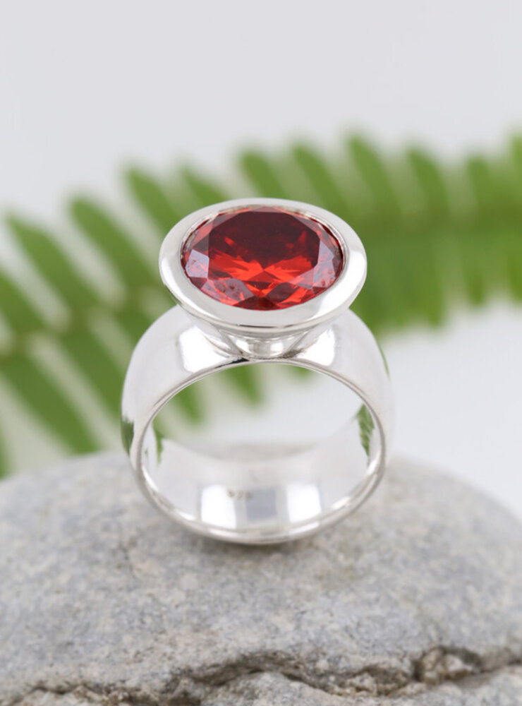 Prunkstück Rubinrot: Ring aus 925er Silber und Cubic Zirkonia