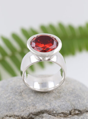 Prunkstück Rubinrot: Ring aus 925er Silber und Cubic Zirkonia