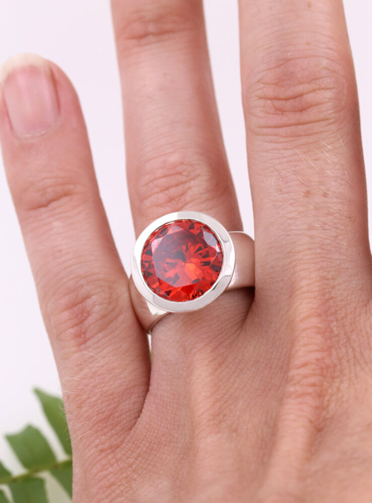 Prunkstück Rubinrot: Ring aus 925er Silber und Cubic Zirkonia