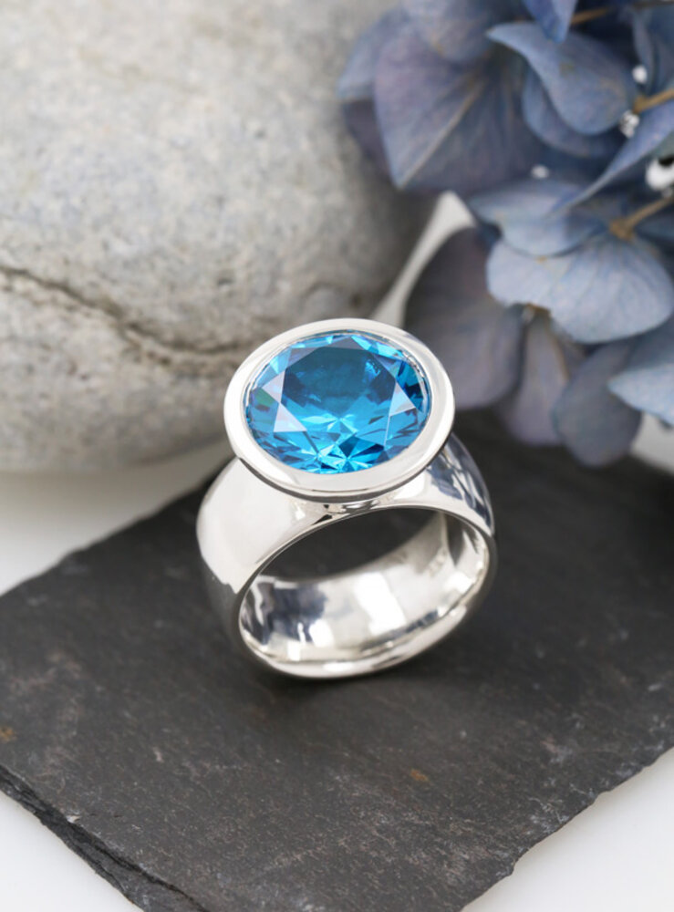 Prunkstück Türkisblau: Ring aus 925er Silber und Cubic Zirkonia Prunkstück Türkisblau: Ring aus 925er Silber und Cubic Zirkonia