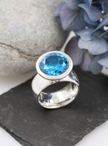 Prunkstück Türkisblau: Ring aus 925er Silber und Cubic Zirkonia Prunkstück Türkisblau: Ring aus 925er Silber und Cubic Zirkonia