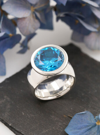 Prunkstück Türkisblau: Ring aus 925er Silber und Cubic Zirkonia Prunkstück Türkisblau: Ring aus 925er Silber und Cubic Zirkonia