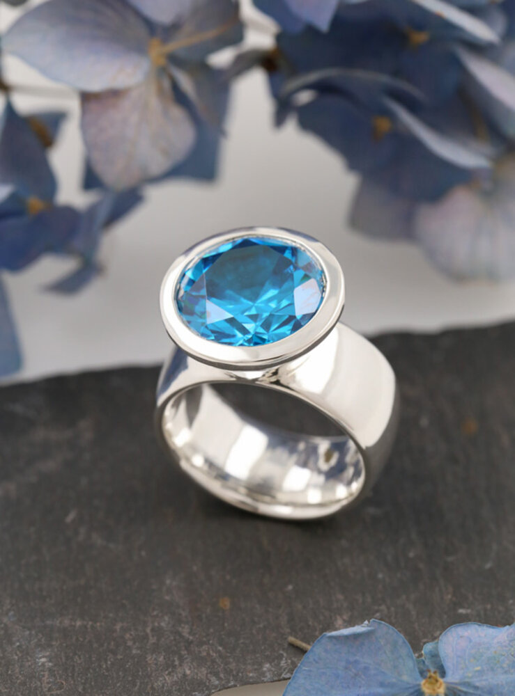 Prunkstück Türkisblau: Ring aus 925er Silber und Cubic Zirkonia Prunkstück Türkisblau: Ring aus 925er Silber und Cubic Zirkonia